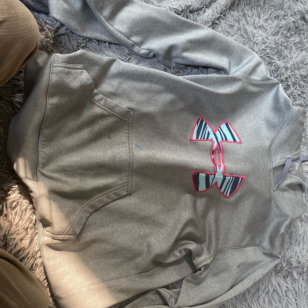 Stretchy under armer sweatshirt only worn a few times, soft on the inside